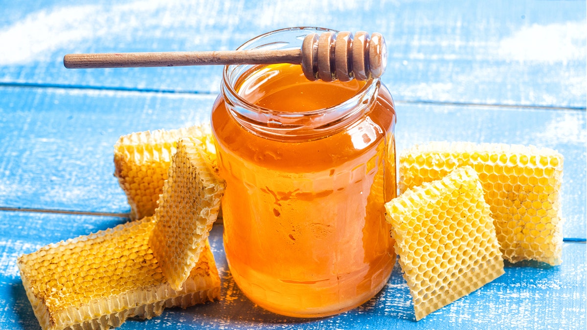 honey comb and honey in a jar