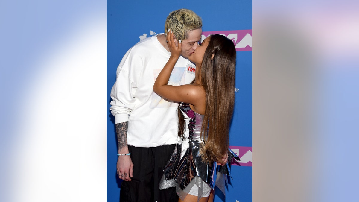 Pete Davidson, left, and Ariana Grande kiss as they arrive at the MTV Video Music Awards at Radio City Music Hall on Monday, Aug. 20, 2018, in New York. (Photo by Evan Agostini/Invision/AP)