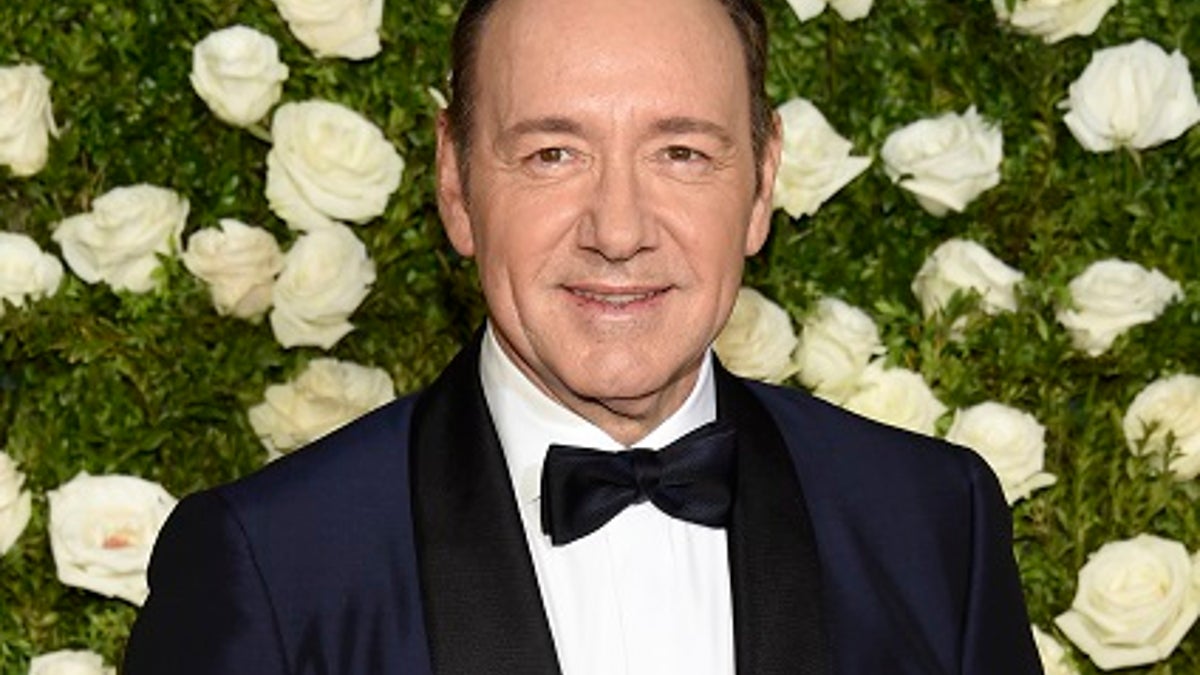 ARCHIVO â Kevin Spacey llega a la 71Âª entrega anual de los Tony en el Radio City Music Hall en Nueva York. El ex esposo de la hija del rey Harald dice que Kevin Spacey lo toqueteÃ³ en el concierto del Nobel en 2007. Ari Behn, quien fue esposo de la princesa Martha Louise por 14 aÃ±os, dijo a la radio noruega que Spacey estaba sentado junto a Ã©l y le preguntÃ³ si querÃ­a fumar antes de que le tocara los genitales. Spacey era coanfitriÃ³n del concierto. El actor enfrenta numerosas acusaciones por violencia sexual. (Foto Evan Agostini/Invision/AP, archivo)