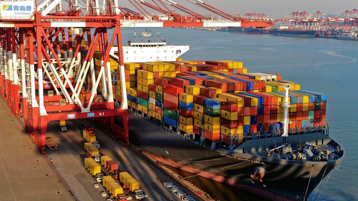 China's December export growth slows, imports accelerate; 2013