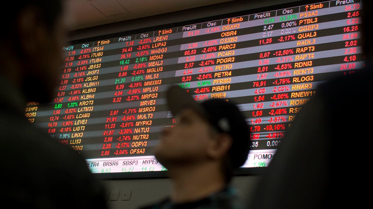 Pasar keuangan Brazil jatuh setelah lembaga kredit menurunkan peringkat utang ke status ‘sampah’