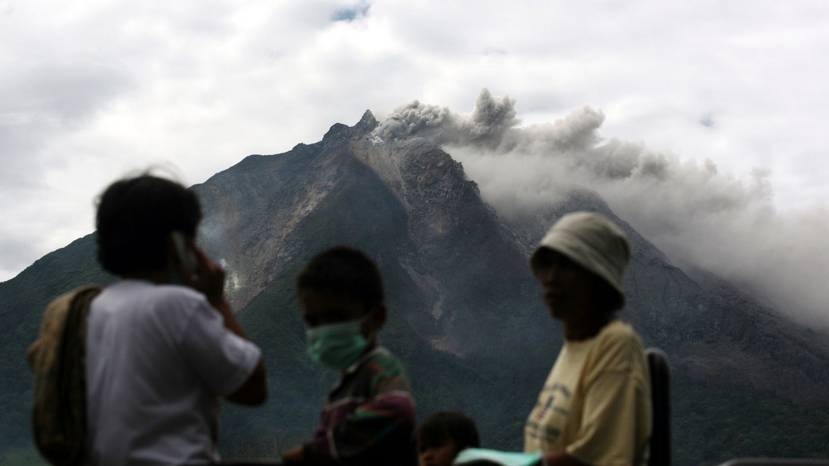 2e07dd5e-APTOPIX Indonesia Volcano Erupts