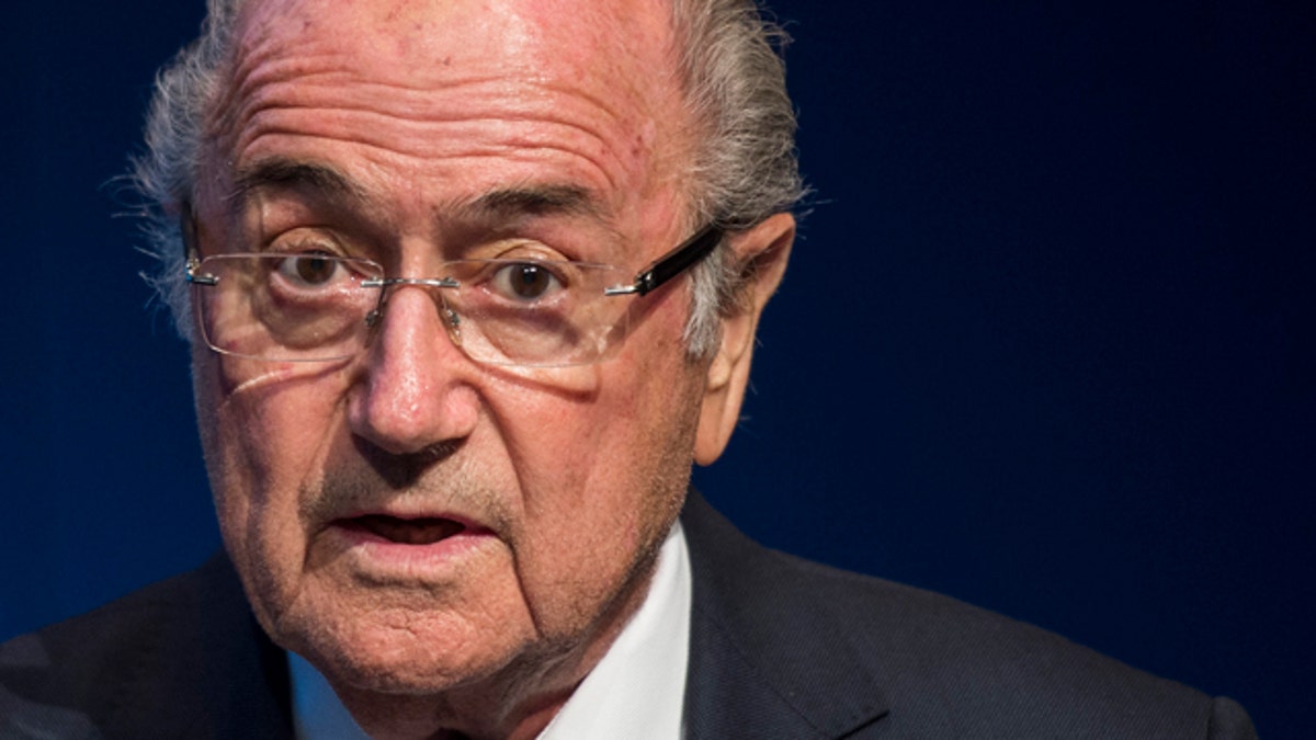 Skandal Korupsi FIFA: E -Post menunjukkan bahwa Blatter telah memesan $ 10 juta ‘penyuapan’ Afrika Selatan ‘