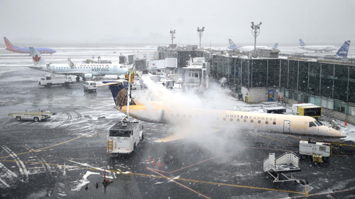 e4e6cf76-APTOPIX Winter Weather Flights