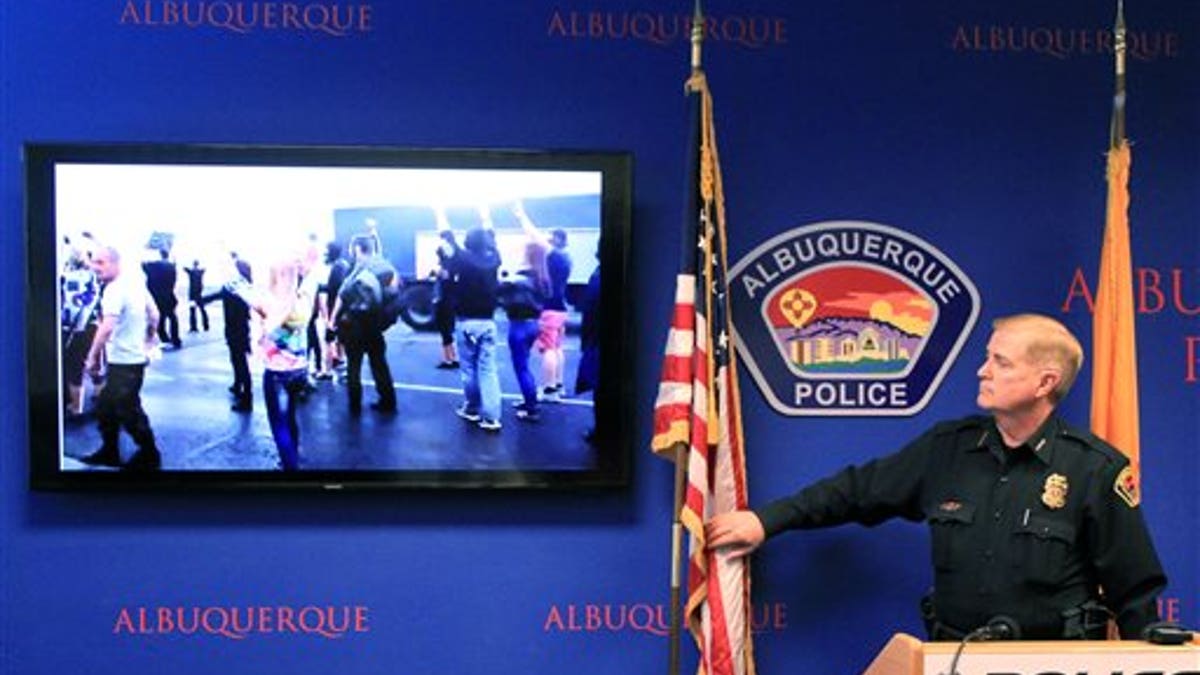 Walikota Albuquerque meminta bantuan DOJ untuk menangani kepolisian yang bermasalah setelah protes