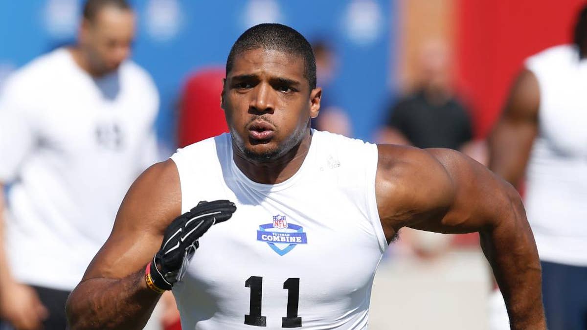 Michael Sam, pemain gay pertama yang direkrut oleh tim NFL, menandatangani kontrak dengan Montreal Alouettes dari CFL