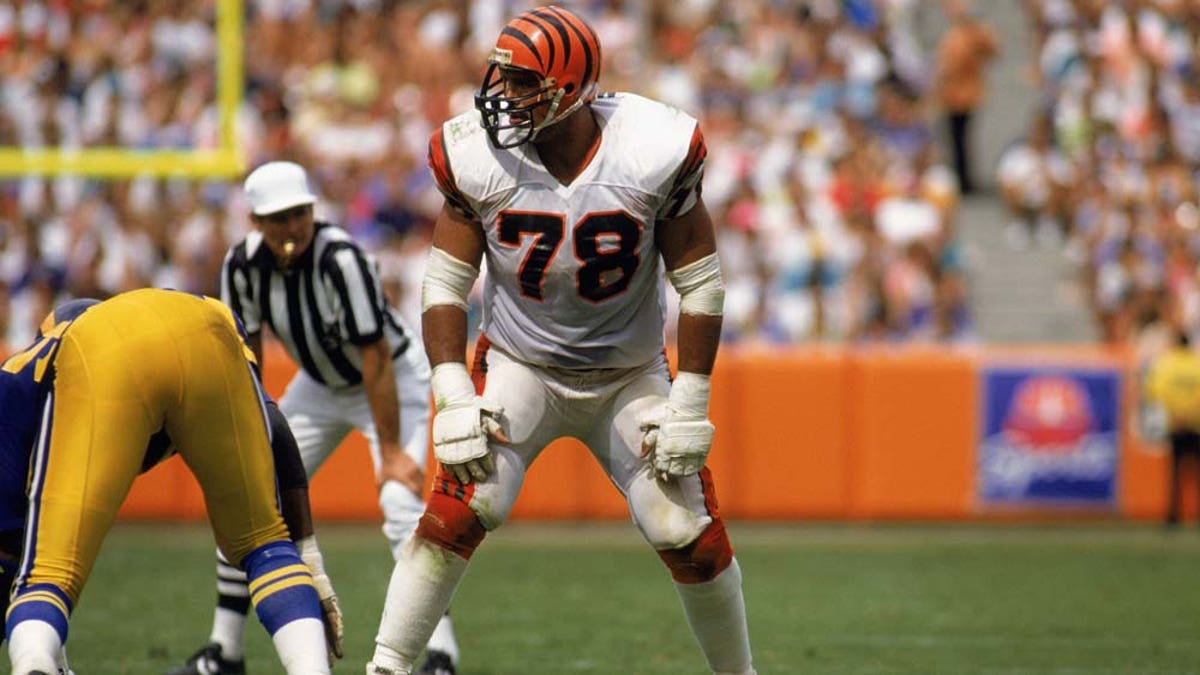 Anthony Muñoz, Hall of Fame offensive lineman for the Cincinnati Bengals, is a role model for many the league's Latino players.