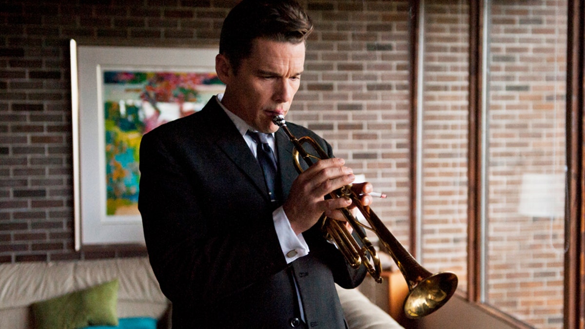 Ethan Hawke menghadapi legenda jazz Chet Baker dalam ‘Born to Be Blue’