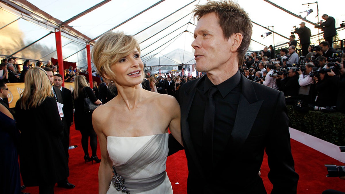Actors Kyra Sedgwick and Kevin Bacon arrive at the 16th annual Screen Actors Guild Awards in Los Angeles January 23, 2010.    REUTERS/Danny Moloshok     (FILM-SAGAWARDS/ARRIVALS) (UNITED STATES - Tags: ENTERTAINMENT) - GM1E61O0SCP01