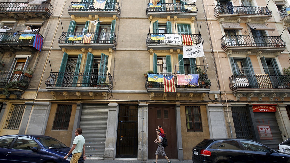 Banners against touristic apartments  in Barcelona