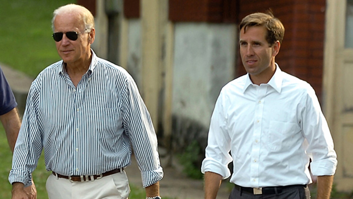 4 de julho de 2012: Neste filme, o procurador -geral de Delaware Beau Biden, à direita, caminhou com seu pai, o vice -presidente Joe Biden para o Green Ridge Little Field, de Skranton, com PA.