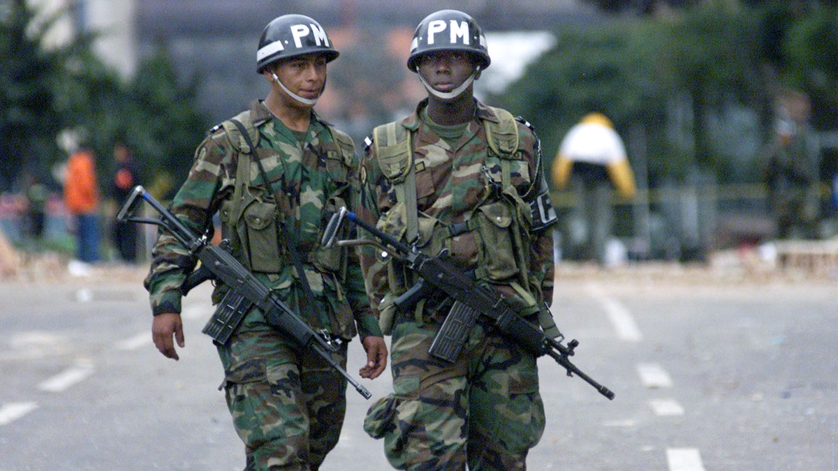 1763590CV009_carbomb