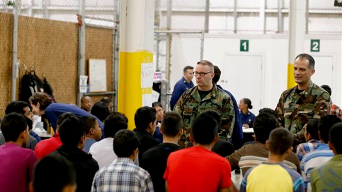 Dalam upaya untuk memfasilitasi krisis perbatasan, upaya yang dilakukan adalah dengan menerbangkan ratusan imigran ke California