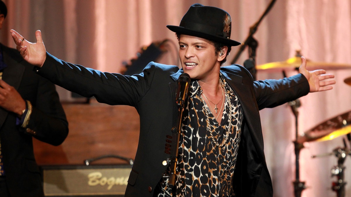 Super Bowl Review: Bruno Mars' Flashy Halftime Blends Old School Showmanship