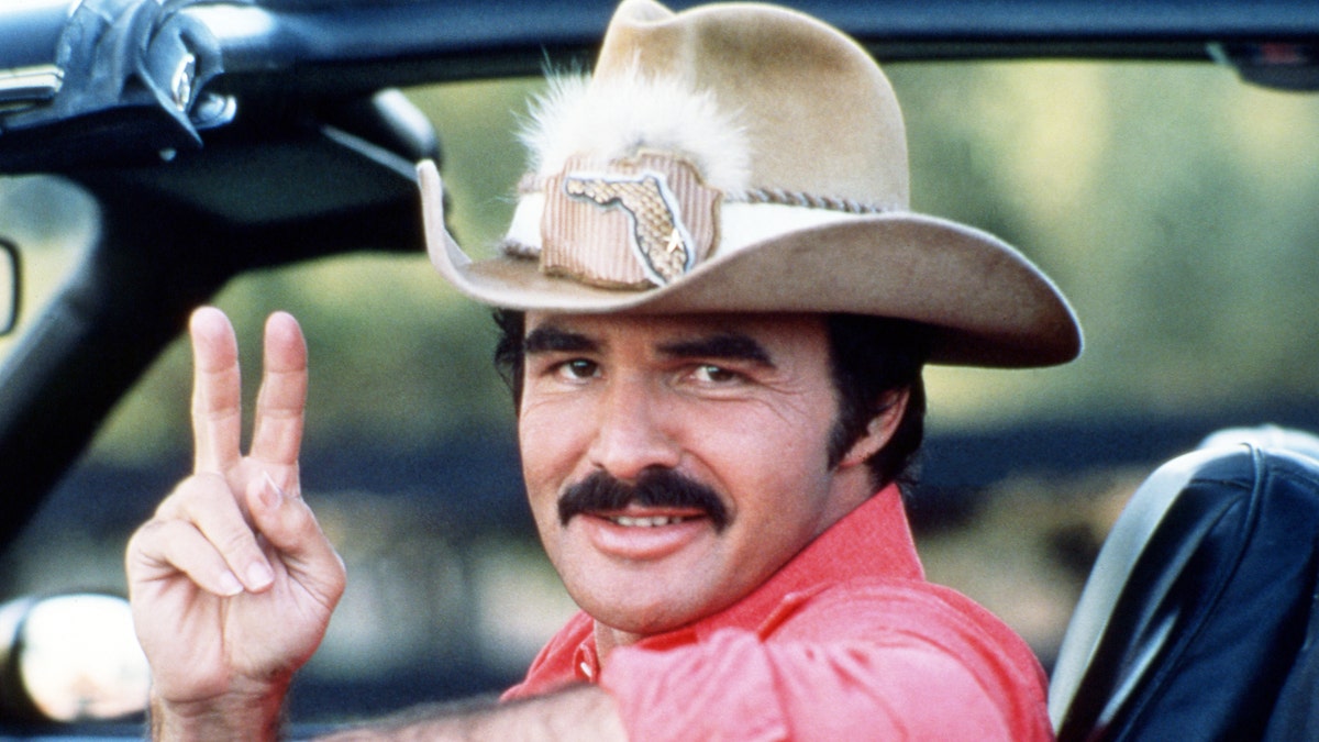 American actor Burt Reynolds as Bo 'Bandit' Darville, in 'Smokey And The Bandit', 1977. (Photo by Silver Screen Collection/Getty Images)