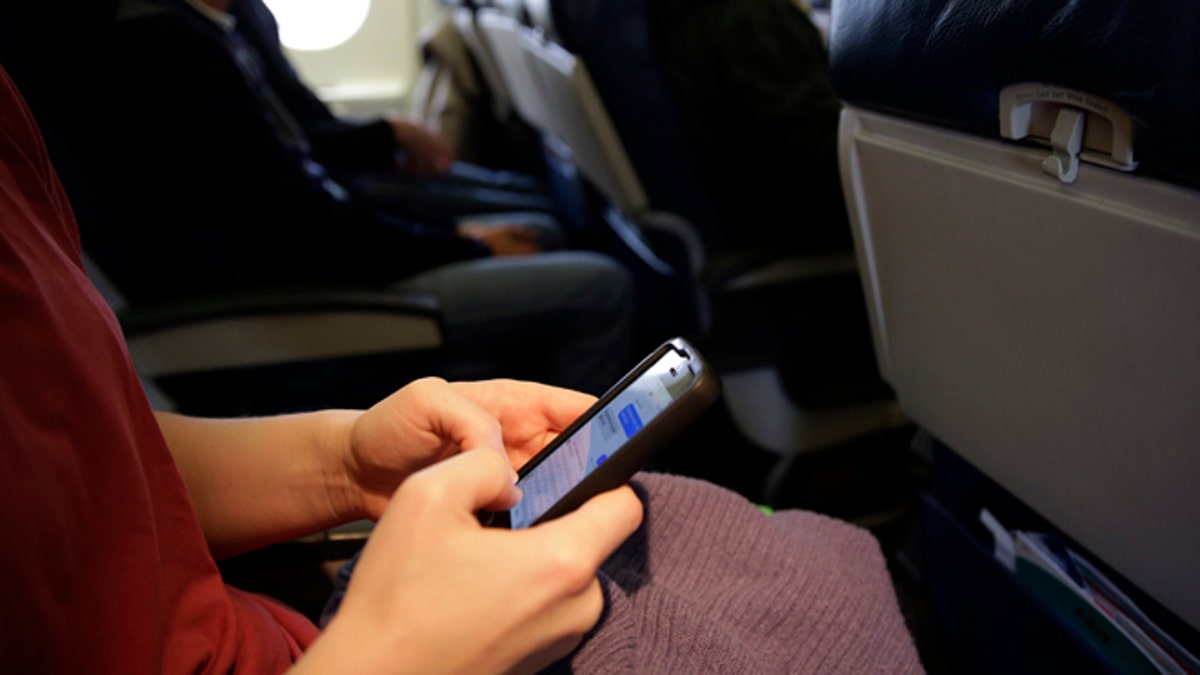 c6ccb749-Cellphones Planes