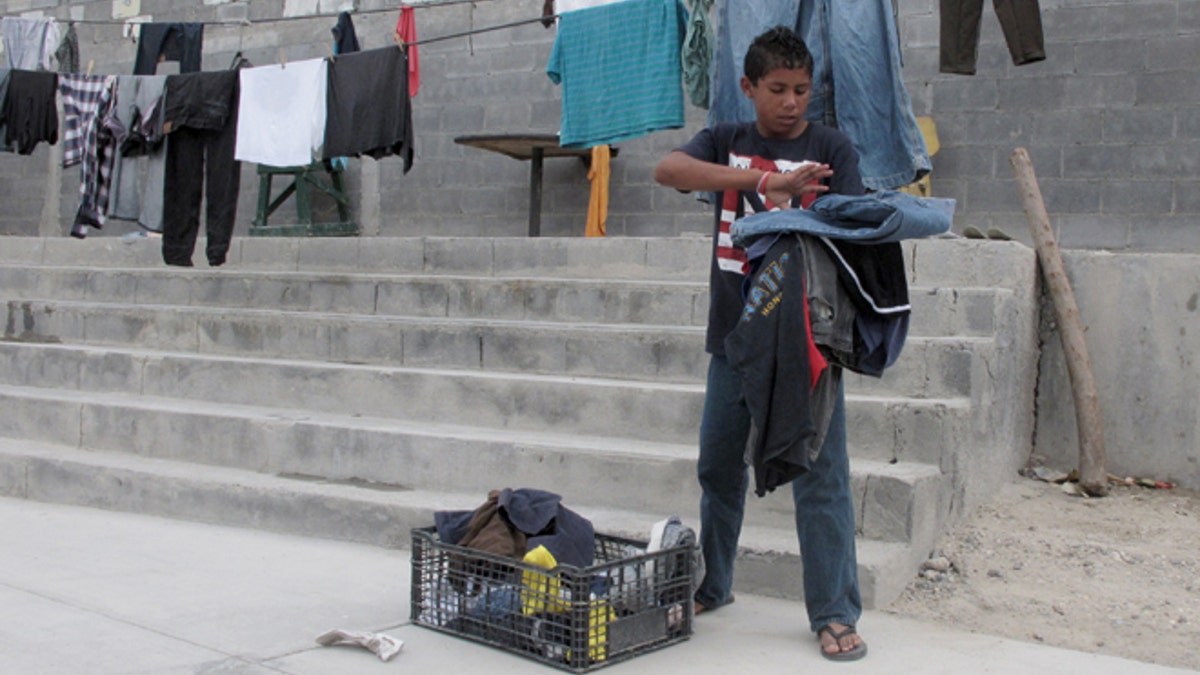 Pangkalan Angkatan Laut di California dan Texas bersiap-siap untuk melindungi ratusan penarikan