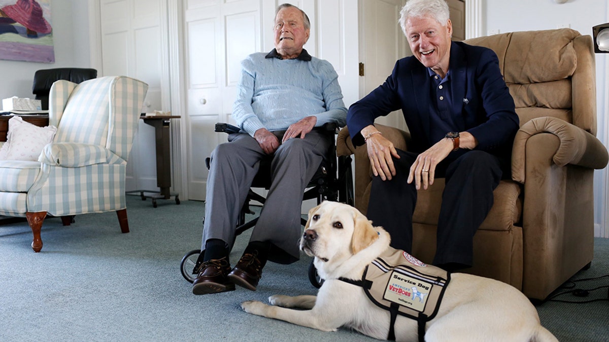 Bill Clinton jokes with George H.W. Bush at Bush home in Kennebunkport, Maine