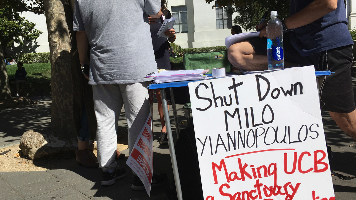 Terbaru: Aktivis sayap kanan mengadakan rapat umum singkat di California