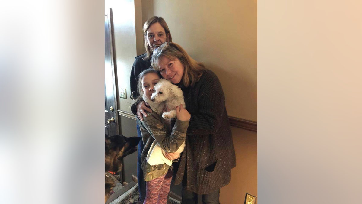 Ditangkap elang lapar, anjing kecil hidup menggonggong kisah tersebut