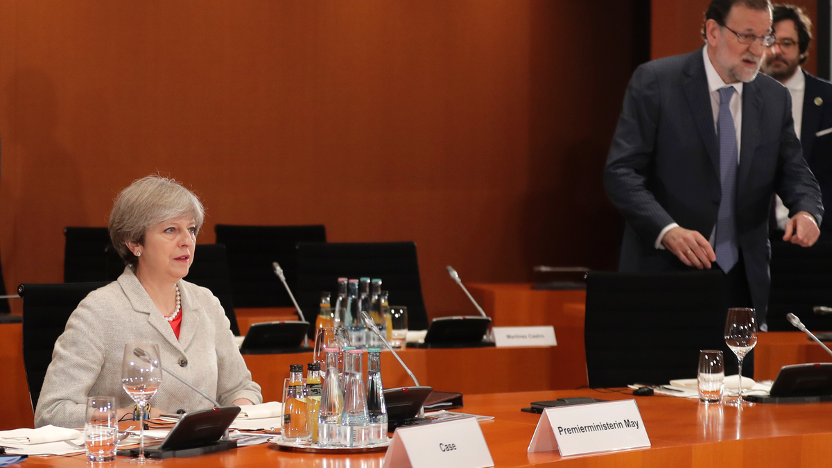 Kebakaran di London: Kantor May menegur dewan karena mengakhiri pertemuan