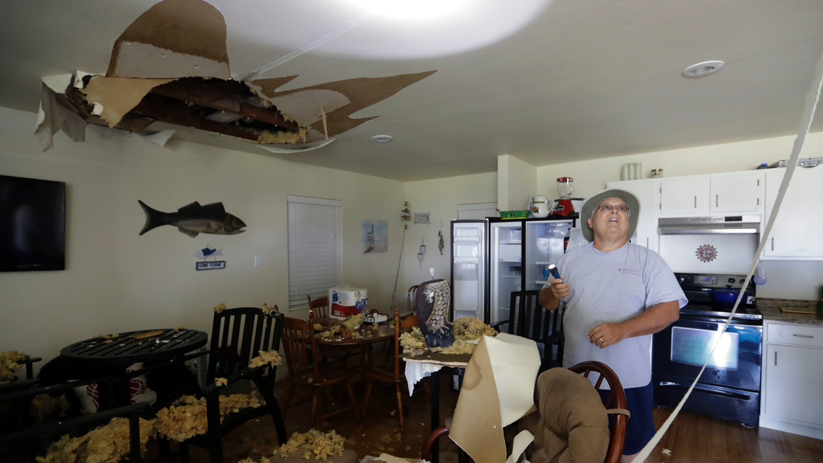 Penduduk pesisir berusaha pulih dari kehancuran yang dialami Harvey