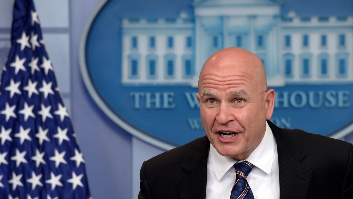 Kontradiksi yang dilakukan Trump menciptakan kesenjangan kredibilitas bagi para pembantunya