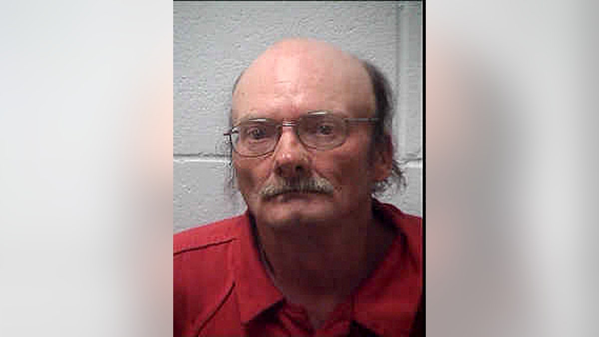 Pria disuruh membawa foto gadis yang meninggal karena kecelakaan yang dia sebabkan