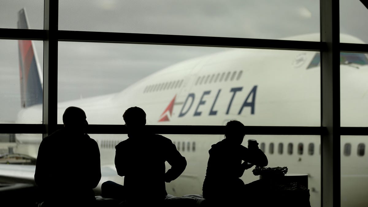 Earns Delta Air Lines