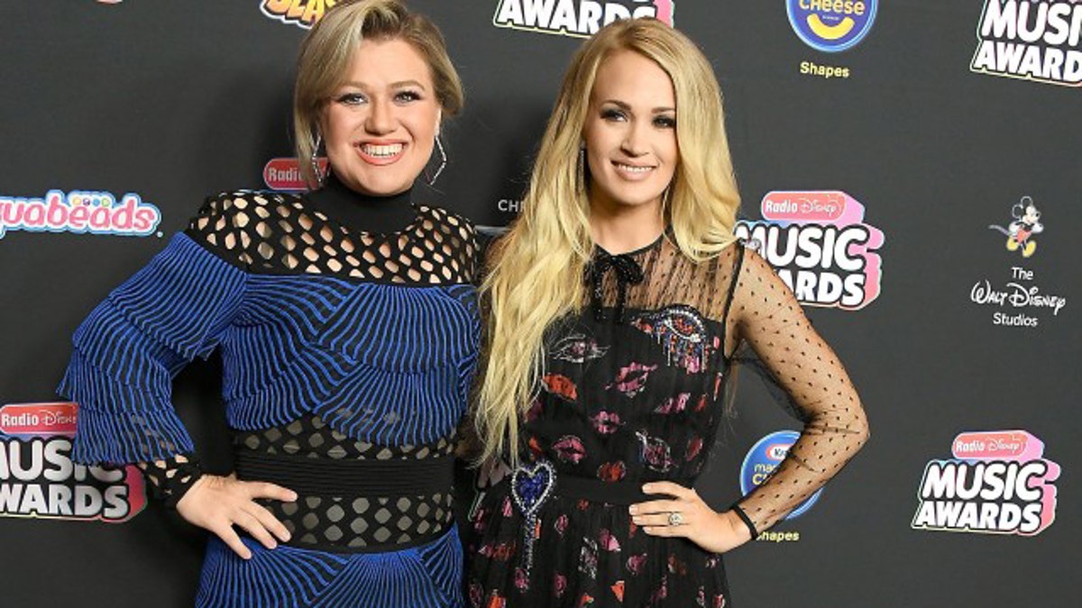 ET STORY USE ONLY carrie underwood kelly clarkson wireimage