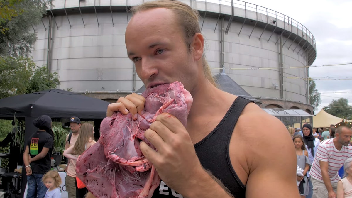 anti-vegan YouTuber  sv3rige eat raw meat in a Vegan Festival
