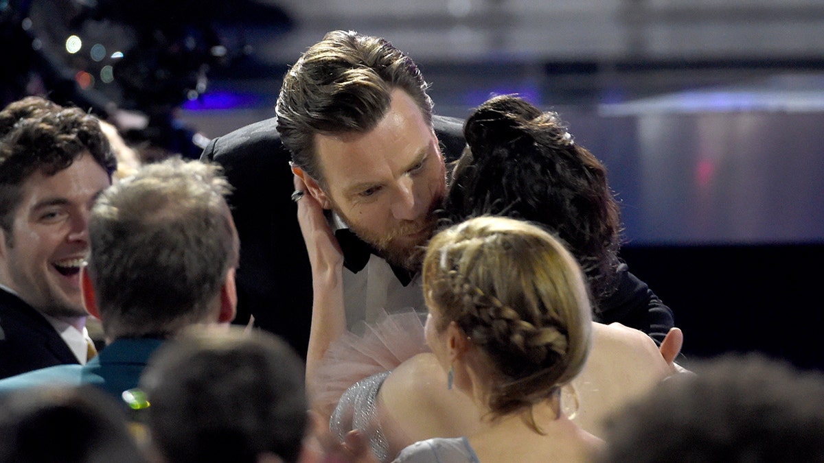 Ewan McGregor Mary Elizabeth Winstead kiss ap