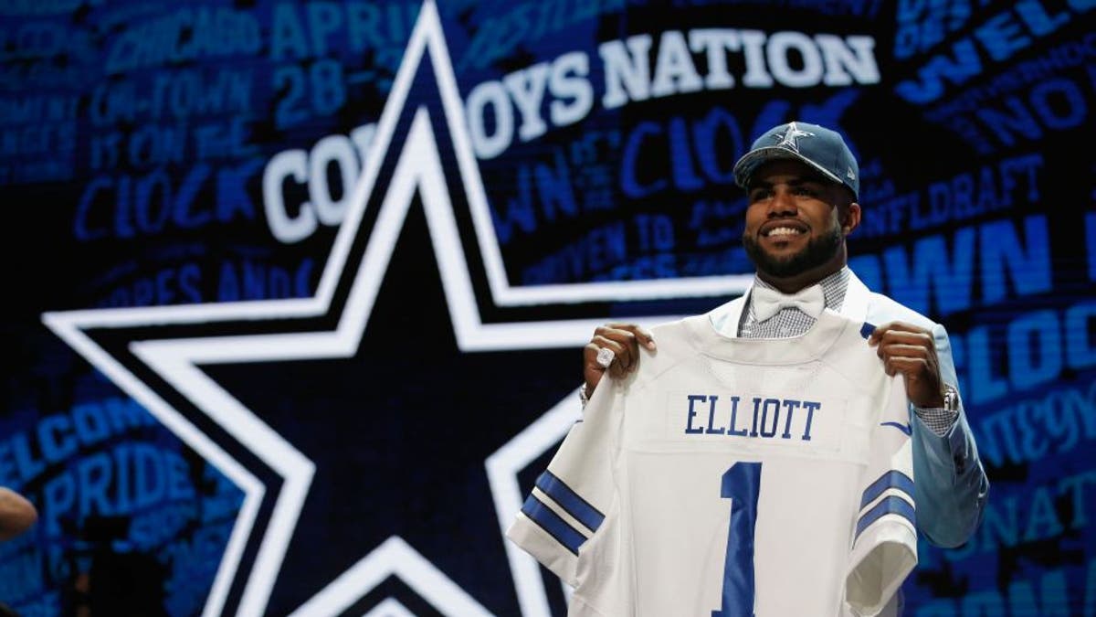 Berapa yard yang akan diburu Yehezkiel Elliott pada tahun 2016 dan taruhan pendukung NFL hebat lainnya