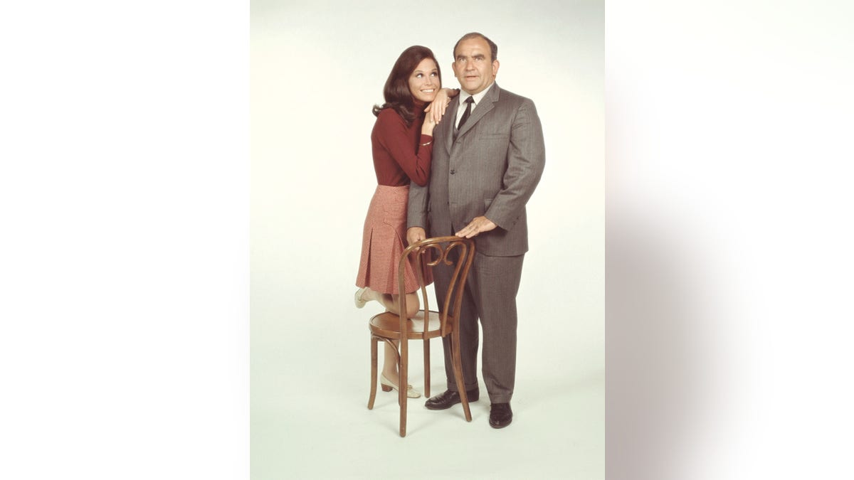 American actors Mary Tyler Moore, as Mary Richards, and Ed Asner, as Lou Grant, pose for a publicity photo for the CBS situation comedy 'Mary Tyler Moore,' California, 1971. (Photo by CBS Photo Archive/Getty Images)