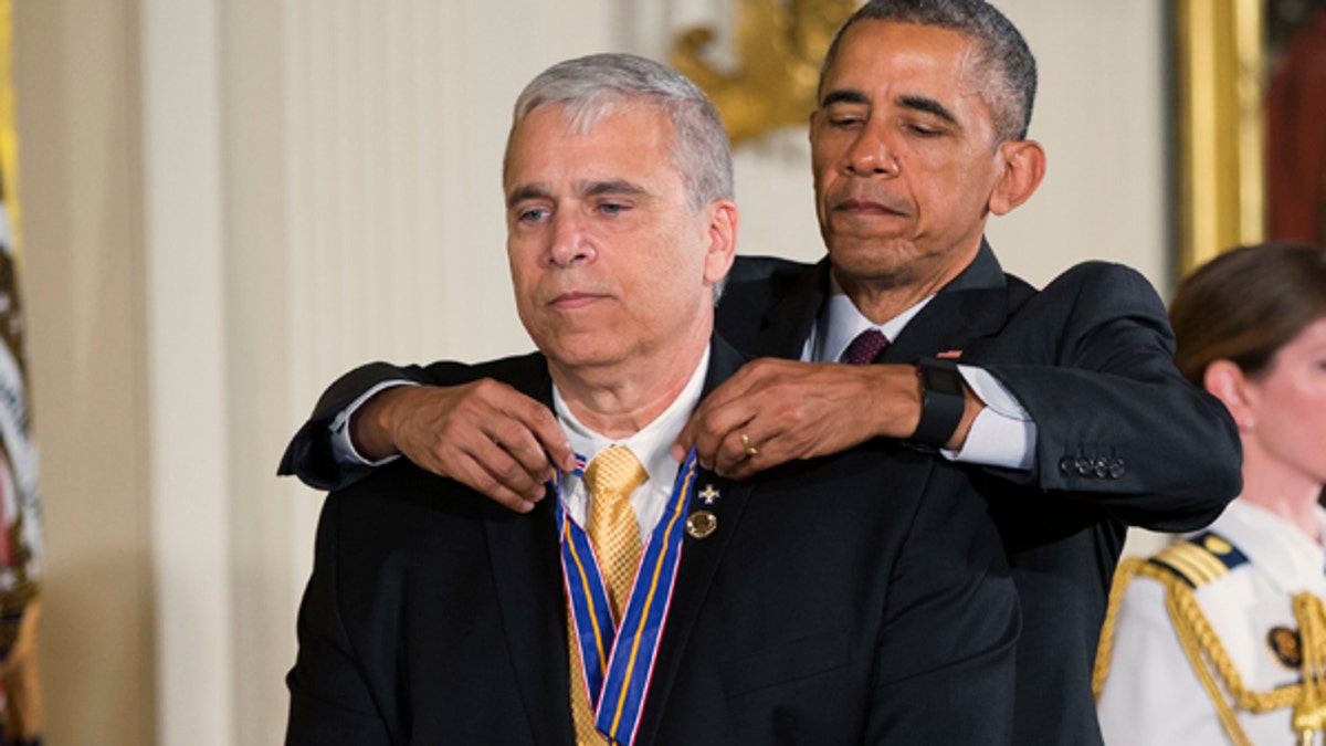 89fe8a11-Obama Medal of Valor