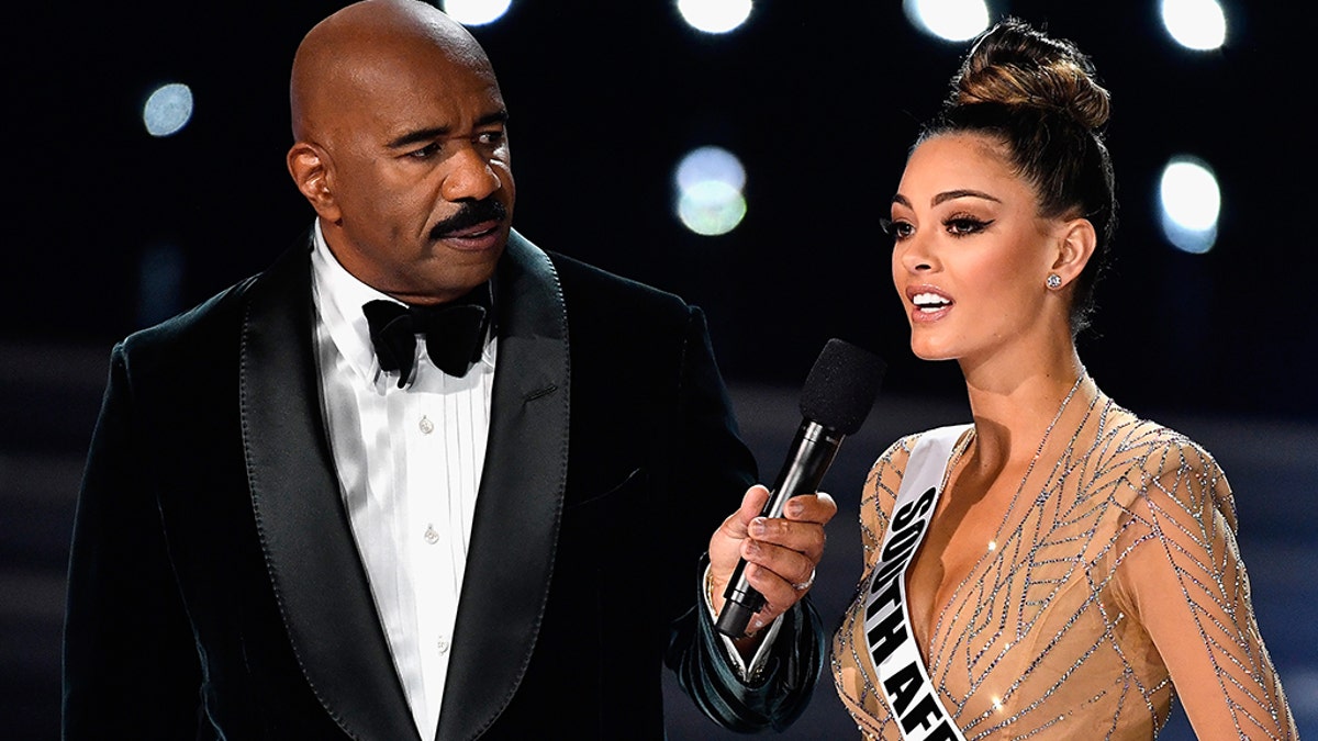 Steve Harvey speaks to Miss South Africa Demi-Leigh Nel-Peters during Miss Universe 2017
