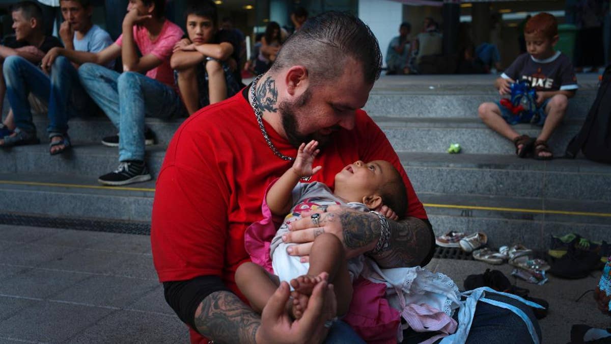 Raksasa Yahudi-Mesir yang lembut memimpin relawan membantu migran di stasiun kereta Budapest