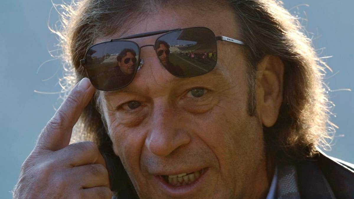 Mengemudi kekacauan menjadi leeds yang luar biasa dalam tawa di bawah pemilik Italia yang eksentrik