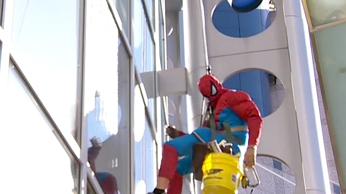 Video: The Spider-Man of Window Cleaners Comes to Tribeca