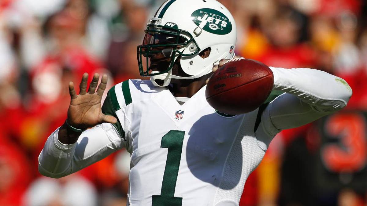 Jets quarterback Mike Vick walks off woozy after taking hard shot in fourth  quarter vs Chiefs