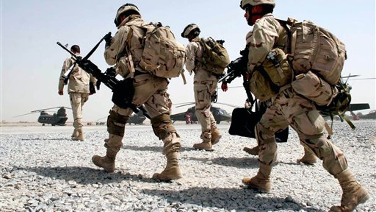 U.S. soldiers walk to board a helicopter in the airbase in Kandahar, southern Afghanistan, Saturday, June 25, 2005. Fighting in Afghanistan left around 170 rebels dead after some of the deadliest fighting since the fall of the Taliban in 2001. (AP Photo/Tomas Munita)