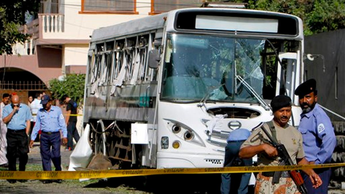 Pemboman bus menewaskan 4 orang di kota terbesar Pakistan