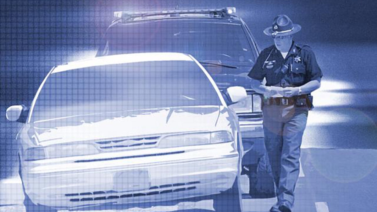 Sersan Polisi Long Island. Didakwa melakukan kejahatan rasial karena melecehkan dan merampok pengemudi Latin