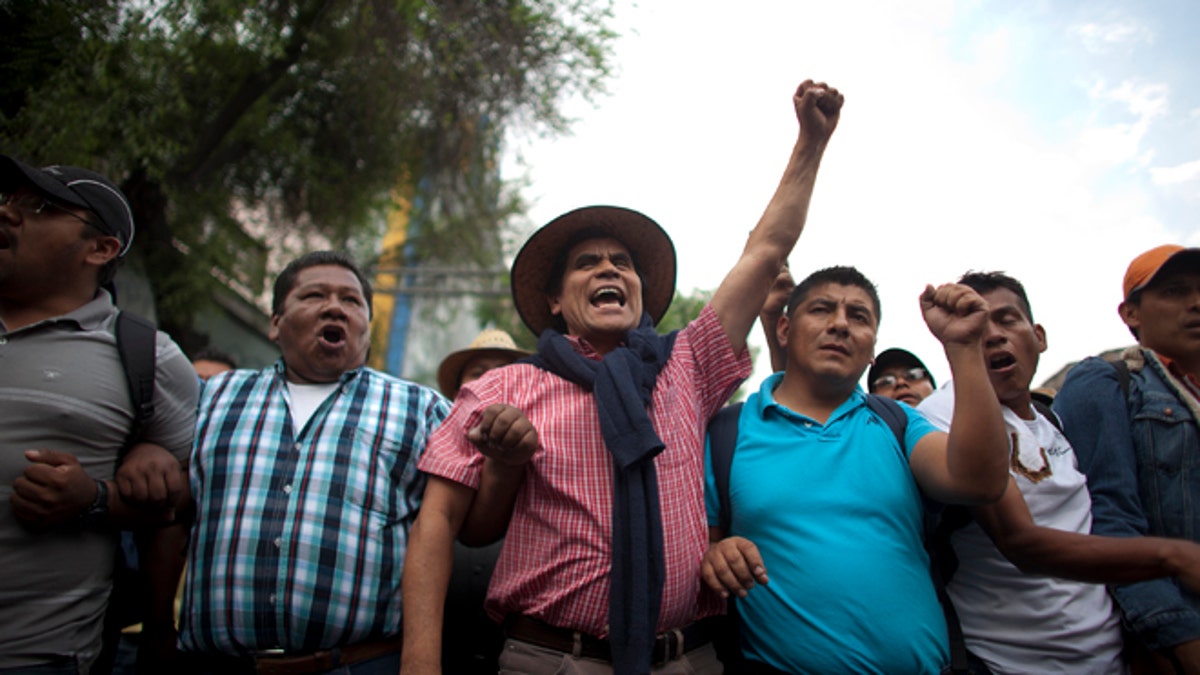 a008e319-Mexico Teachers Protest