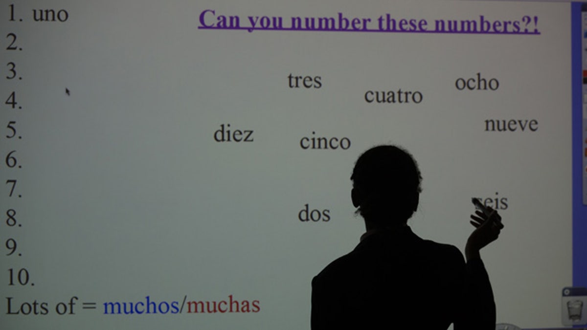 Penutur bahasa non-Spanyol menuntut setelah ditolak pekerjaan mengajar bahasa Spanyol