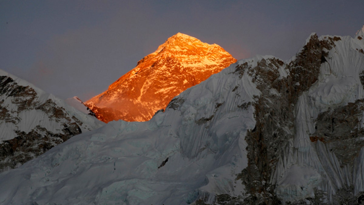 45230309-Nepal Everest