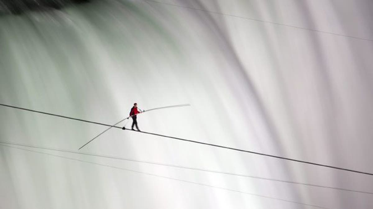 Daredevil Wallenda becomes first person to walk on tightrope