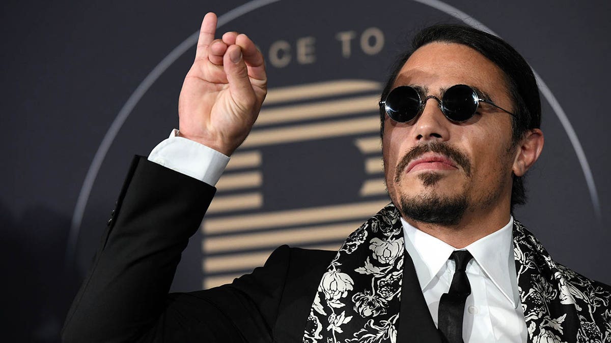 ARCHIV - Nusret GÃ¶kce alias Â«Salt BaeÂ» kommt am 25.11.2017 in Berlin zum PLACE TO B Award. (zu dpa 