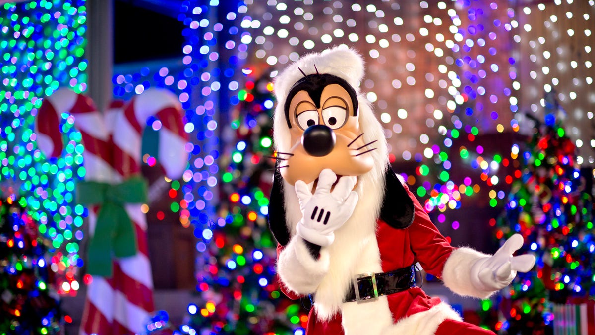 Goofy Lights Up the Holidays in 2012