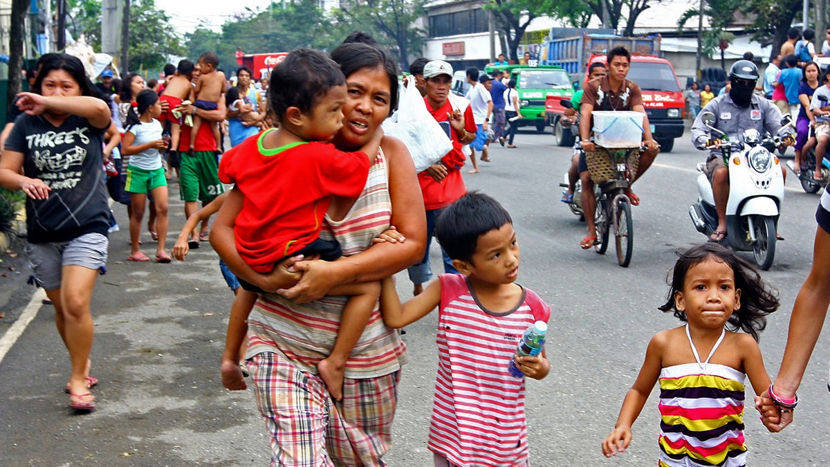 Petugas penyelamat menggali untuk mencapai korban gempa Filipina